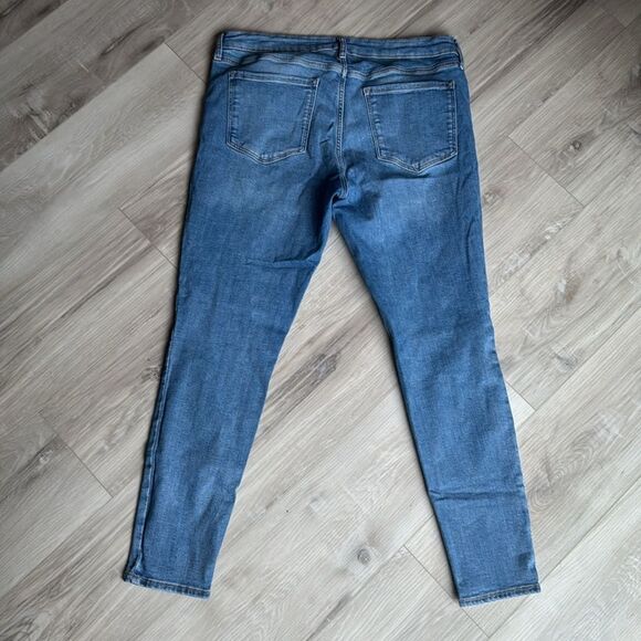 Old Navy ‘Rockstar” Capri, Cropped Jeans Size 16 - Picture 3 of 7